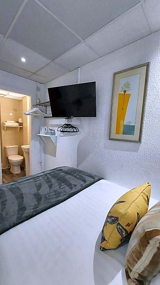 Photo 1 of 4 of Single Room