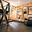 LOVE ROOM Bordeaux Playroom avec salle de jeux pour adultes et lit à eau chauffant
