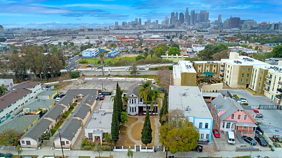 Mariachi Plaza Hotel