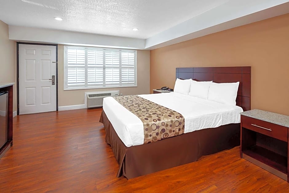 Travelodge by Wyndham Harbor City