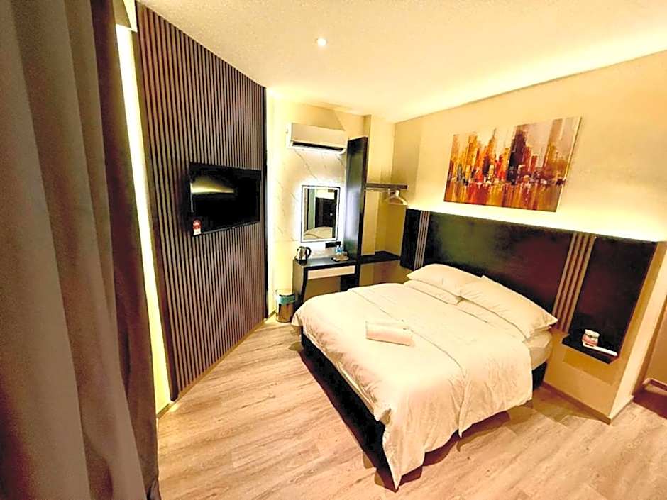 Photo 1 of 3 of Deluxe 1 Queen Bed