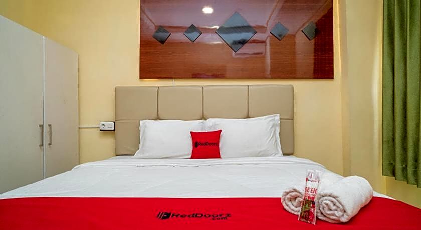 RedDoorz Plus Syariah near Pasar Turi