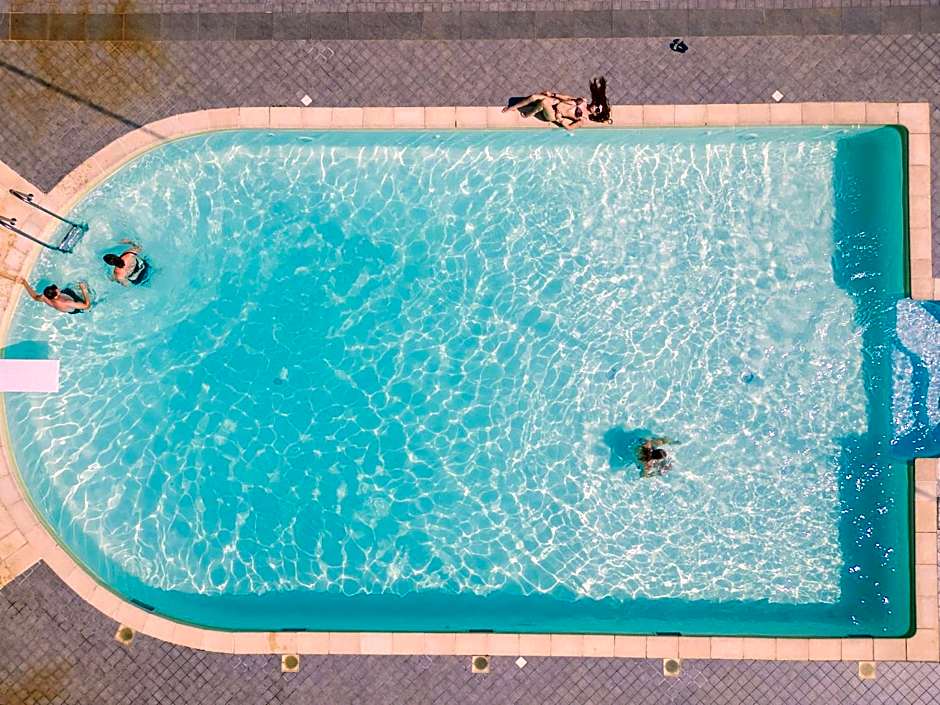 PET FRIENDLY HOTEL MIRABEAU