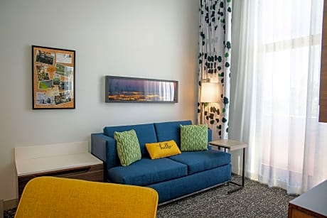 1 King Bed Study Nonsmoking