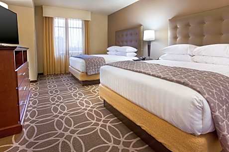Queen Suite with Sofa Bed - Hearing Accessible