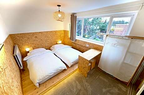 Stylish home in Warwick with parking & EV charger