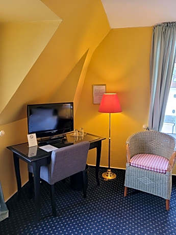 Twin Room with Partial Sea View