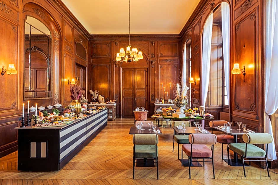 Chateau Jeanne & The Forest - Chateau de Montvillargenne