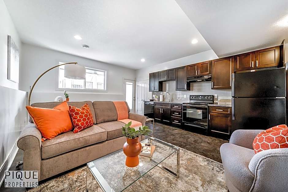 Stunning Modern Suite - King Bed - Free Parking & Netflix - Fast Wi-Fi - Long Stays Welcome