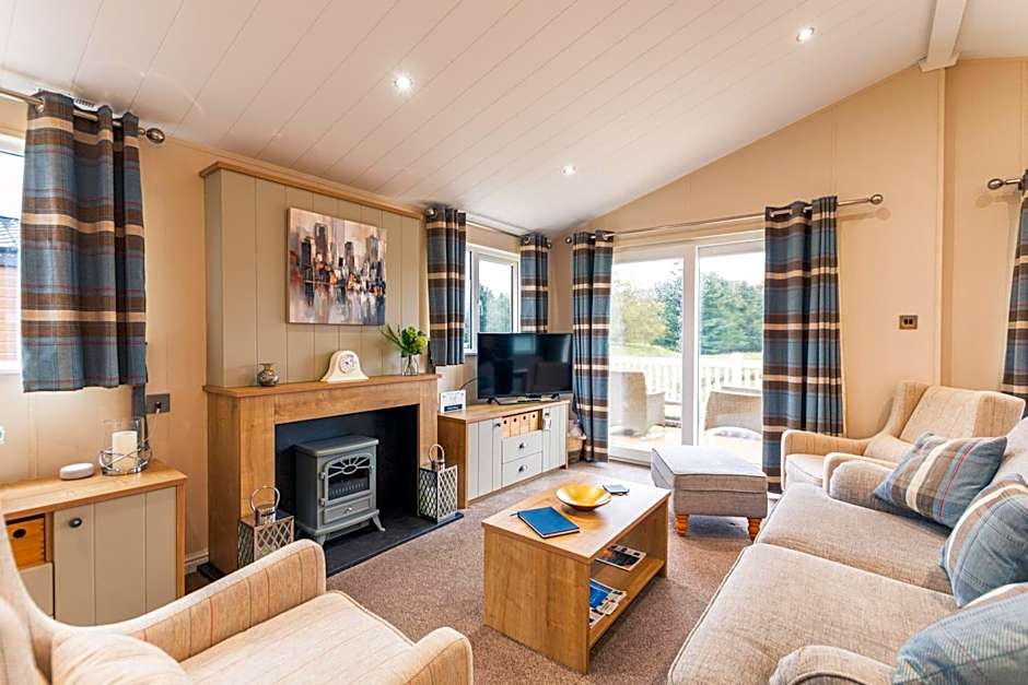 Heathery Lodge with Hot Tub