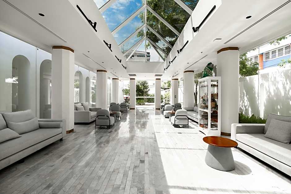 Away Bangkok Riverside Kene