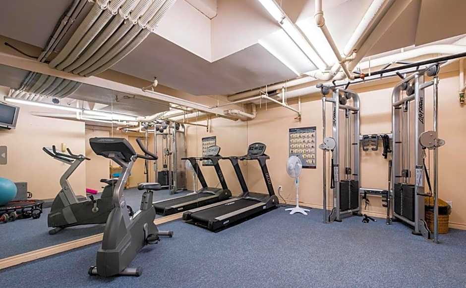 1BD+Den condo, with free parking in Downtown!