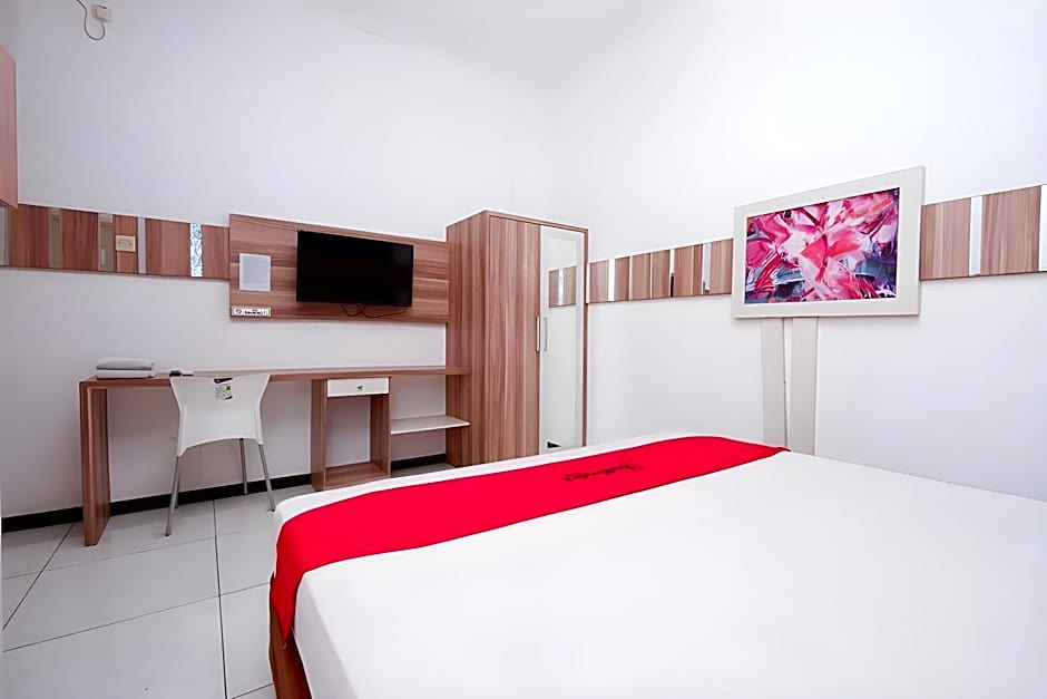 RedDoorz near Plaza Simpang Lima