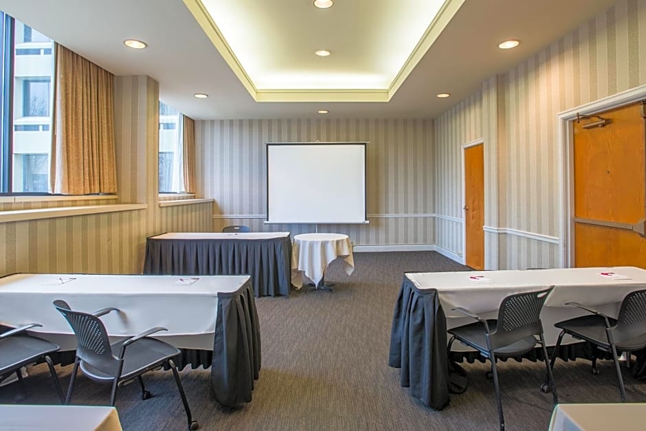 Holiday Inn & Suites Pittsfield-Berkshires, an IHG Hotel