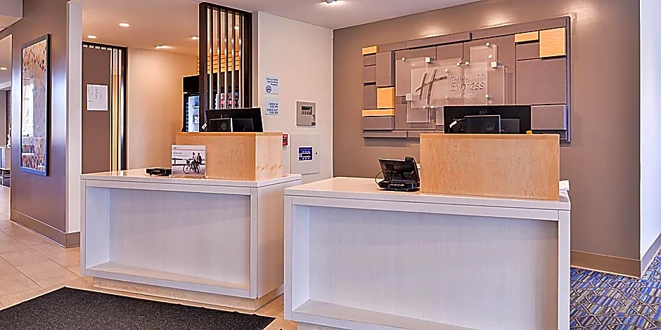 Holiday Inn Express and Suites - Mall of America - MSP Airport By IHG