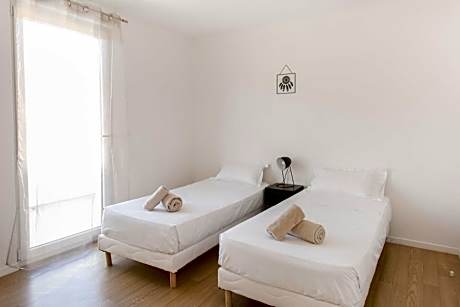 One-Bedroom Apartment with Twin Beds