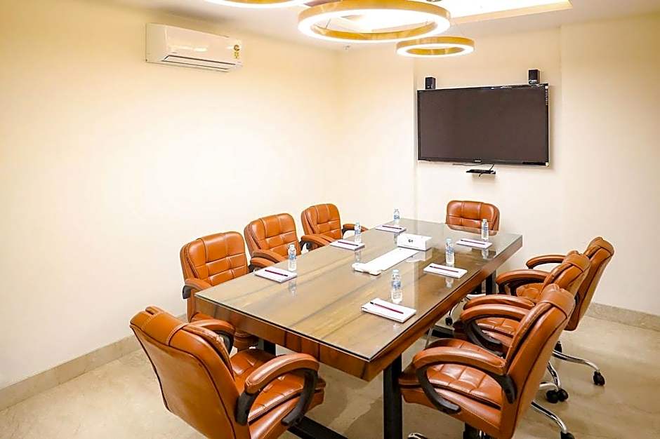 FabHotel La Paz Stay B&B