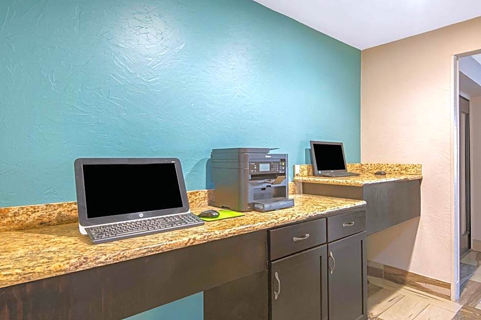 La Quinta Inn & Suites by Wyndham Denison - North Lake Texoma