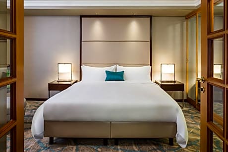 Senator Suite with Access and Breakfast in Executive Lounge
