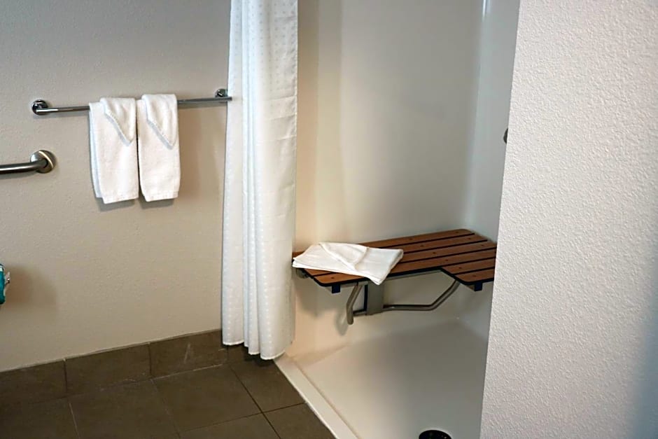 Holiday Inn Express & Suites Marquette By IHG