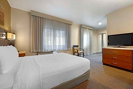 Queen Room with Roll-In Shower - Mobility Accessible/Non-Smoking