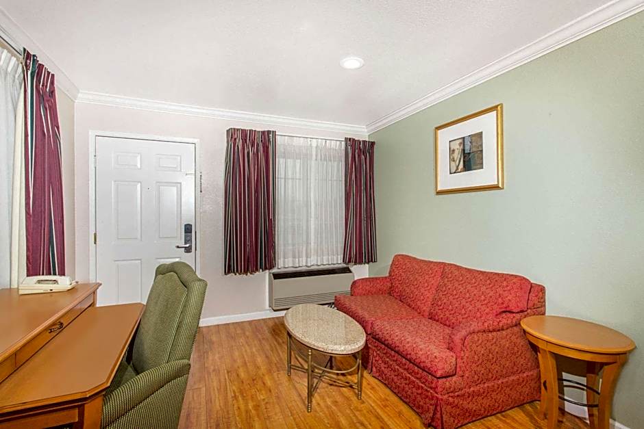 Upper Lake Inn & Suites