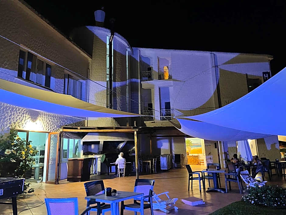 HOTEL Al FARO , SPIAGGIA LA CINTA ,SAN TEODORO