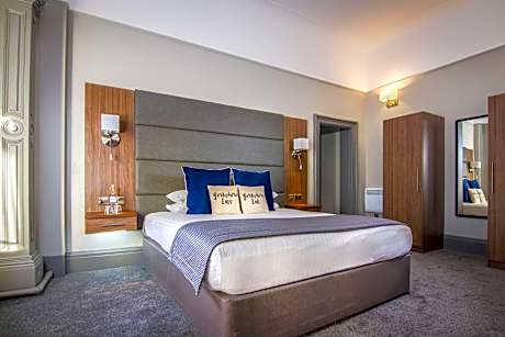 King Room with King Bed and Balcony - Non-Smoking