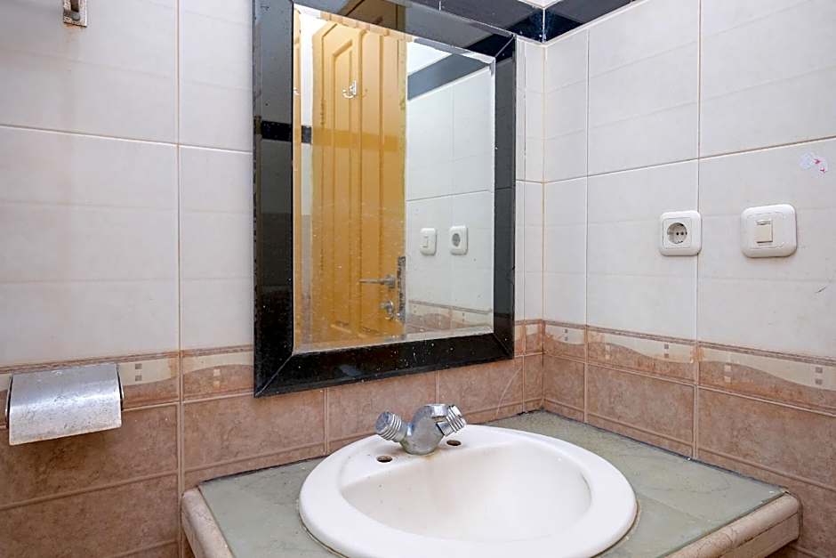 RedDoorz @ Savitri Hotel