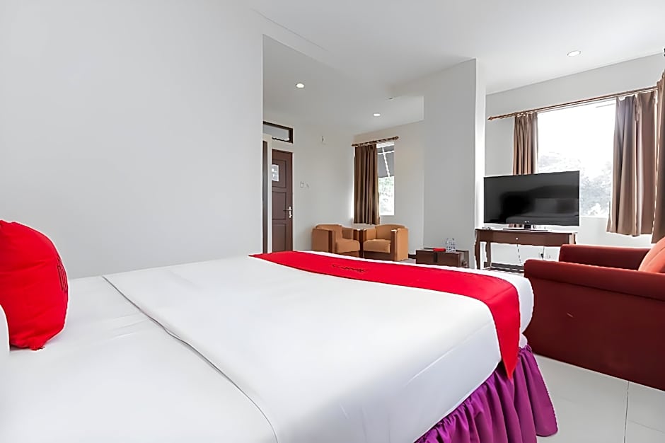 RedDoorz Near Trans Studio Mall 3