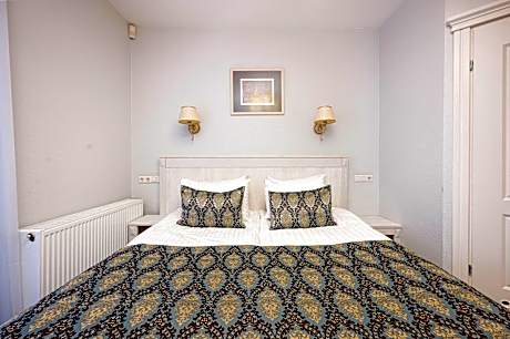 Family Room (2 Adults + 1 Child)