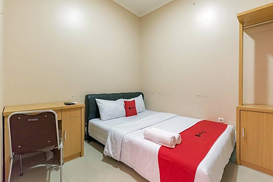 RedDoorz Syariah near Exit Toll Subang