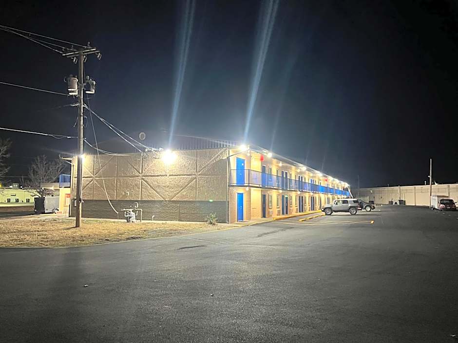 Super 8 by Wyndham Paducah I-24 Exit 4