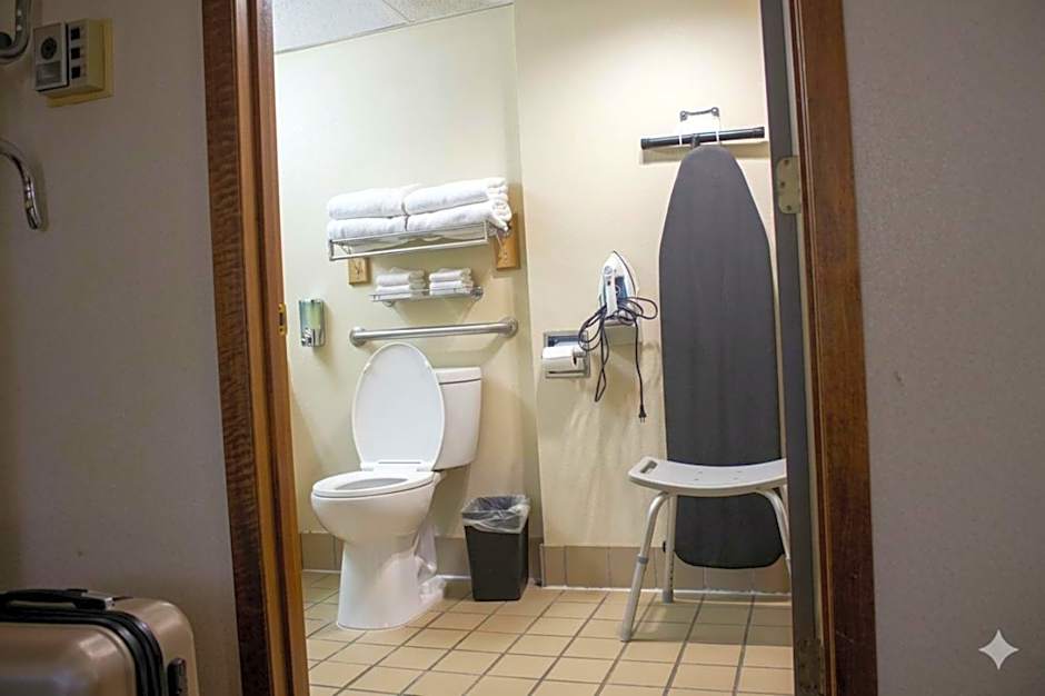Quality Inn & Suites Moline - Quad Cities