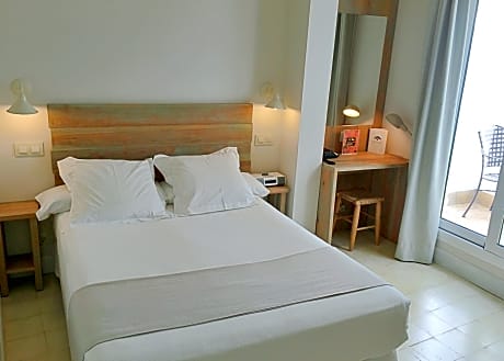 Double with interior patio