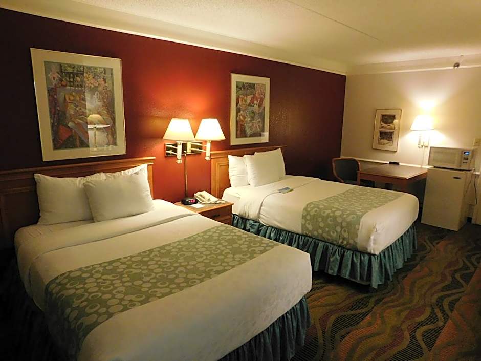 Days Inn & Suites by Wyndham Arlington Heights