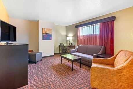 Suite-2 King Beds Non-Smoking 2 Rooms Couch Microwave And Mini-Refrigerator Full Breakfast