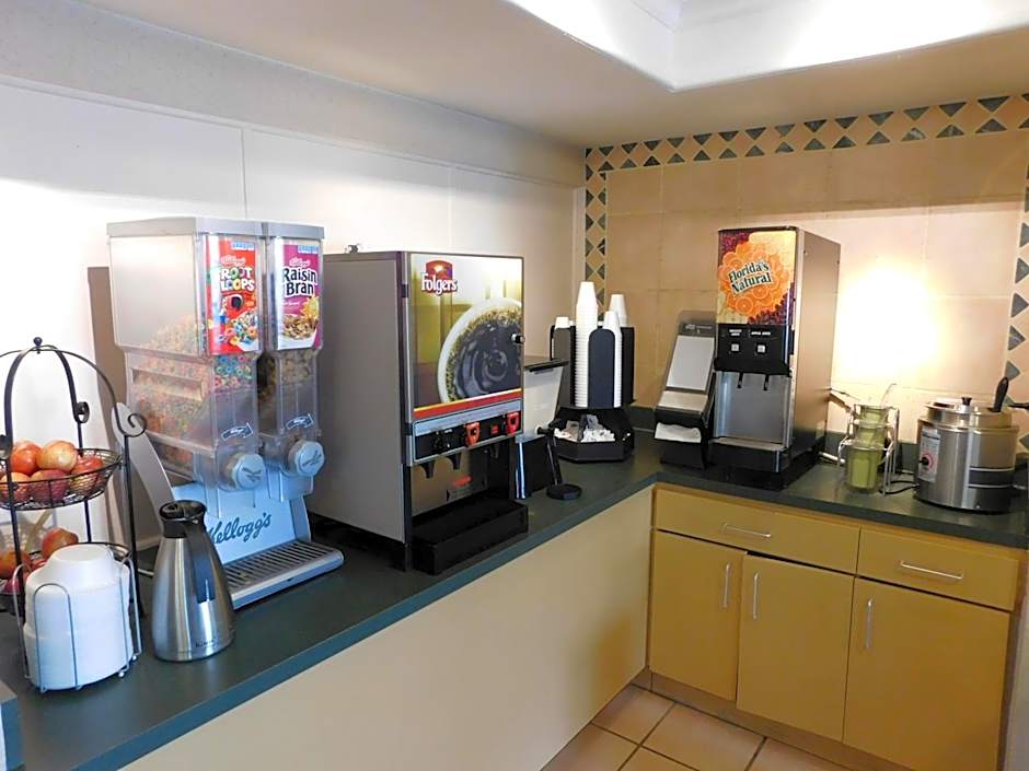 Days Inn & Suites by Wyndham Arlington Heights