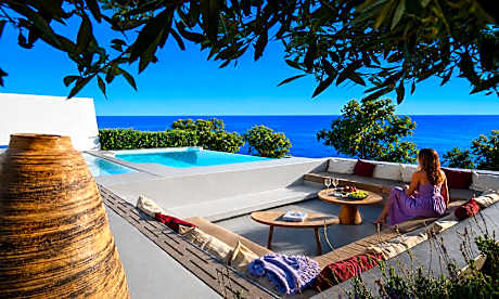 Infinite Horizon Suite | Luxury Suite with a Private Heated Pool | King Size + Sofa (3 Adults)
