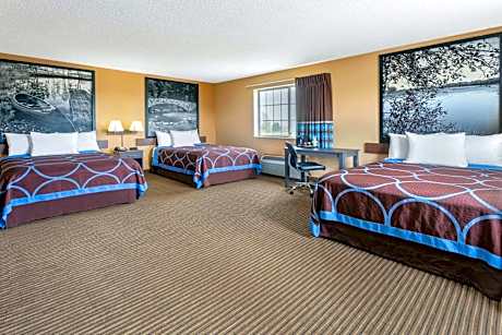 Suite with Three Queen Beds - Non-Smoking