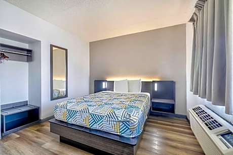 1 King Bed - Non-Smoking