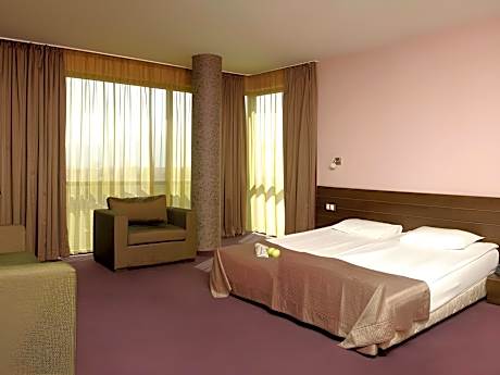 Corner Deluxe Double or Twin Bed