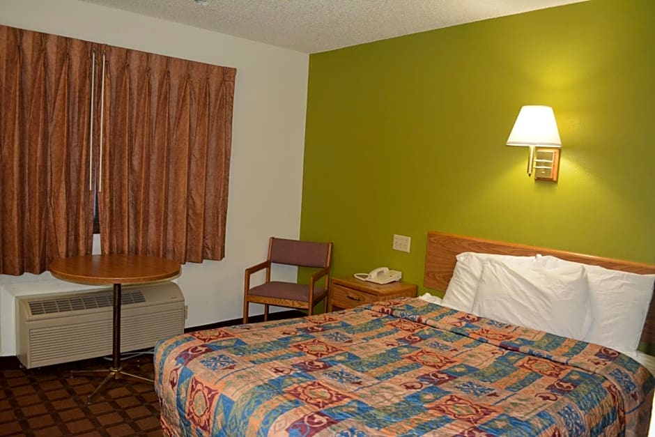 Bloomer Inn & Suites