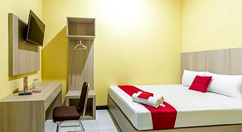 RedDoorz near Puro Mangkunegaran