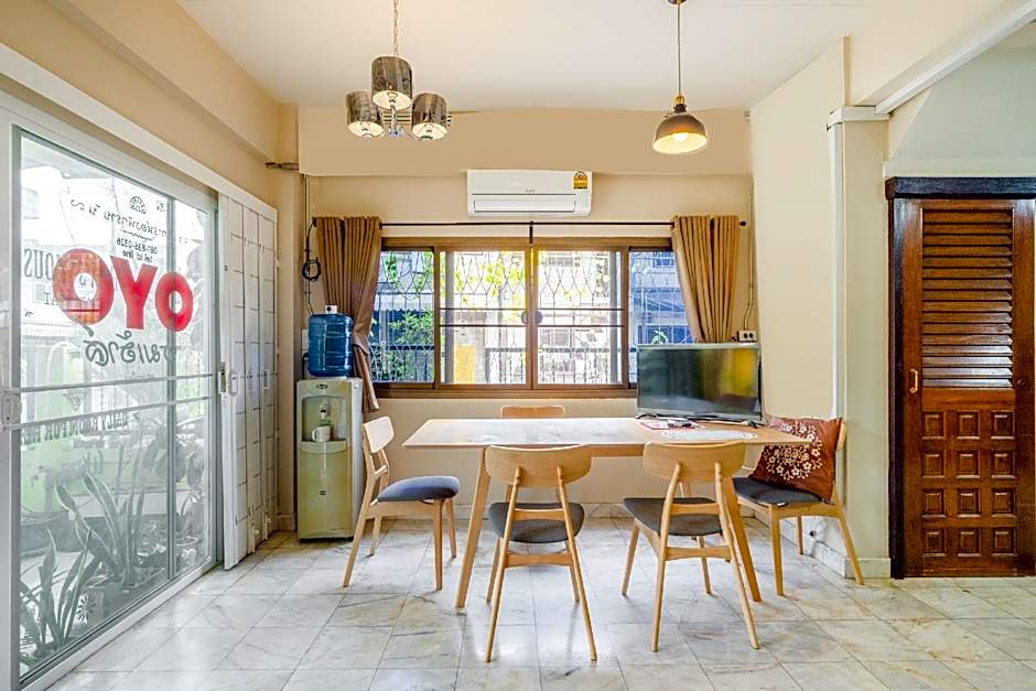 Chom’s House @sapanmai – Bangkok, NY