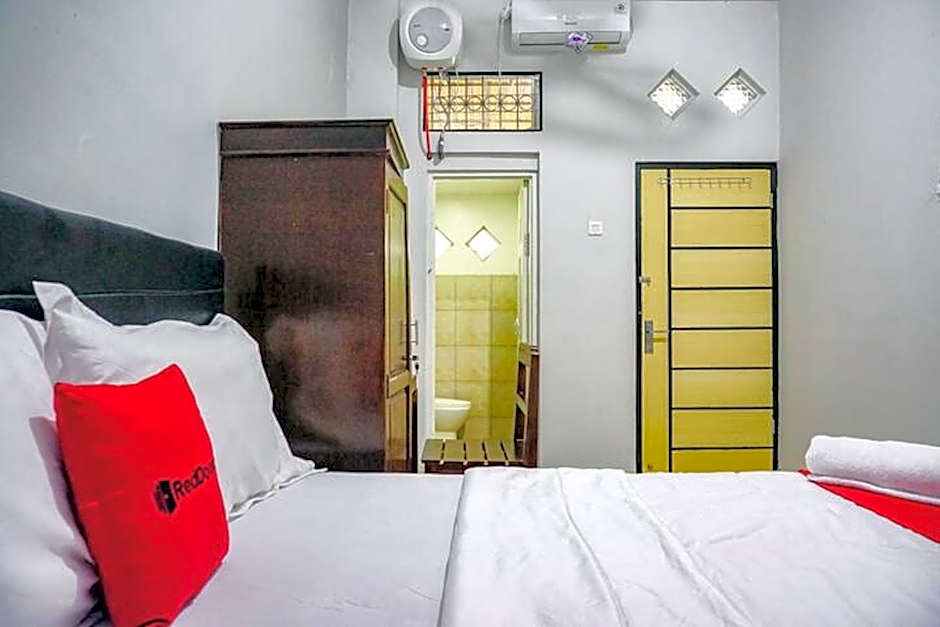 RedDoorz near Penimbangan Beach Singaraja