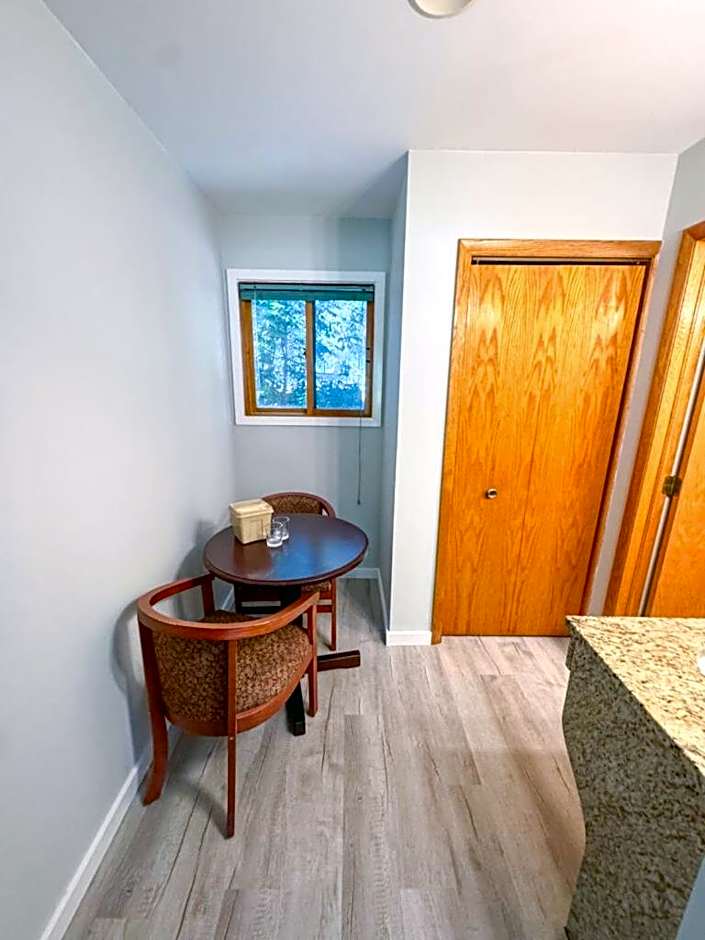 Lake Bluff Inn and Suites