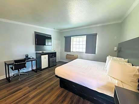 1 King Bed Non-Smoking Microwave And Refrigerator Continental Breakfast
