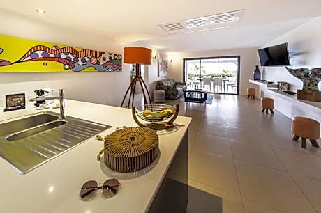 Suite Patio (1 King Bed and 2 Twin Beds)