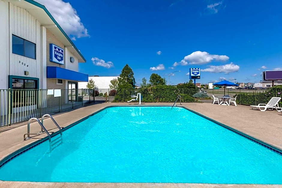 Knights Inn Grand Rapids East Airport